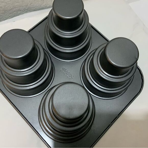 Chicago Metallic Professional Heavy Duty Multi-Tier Cake Pan Makes 4 Little Cake - Picture 4 of 7